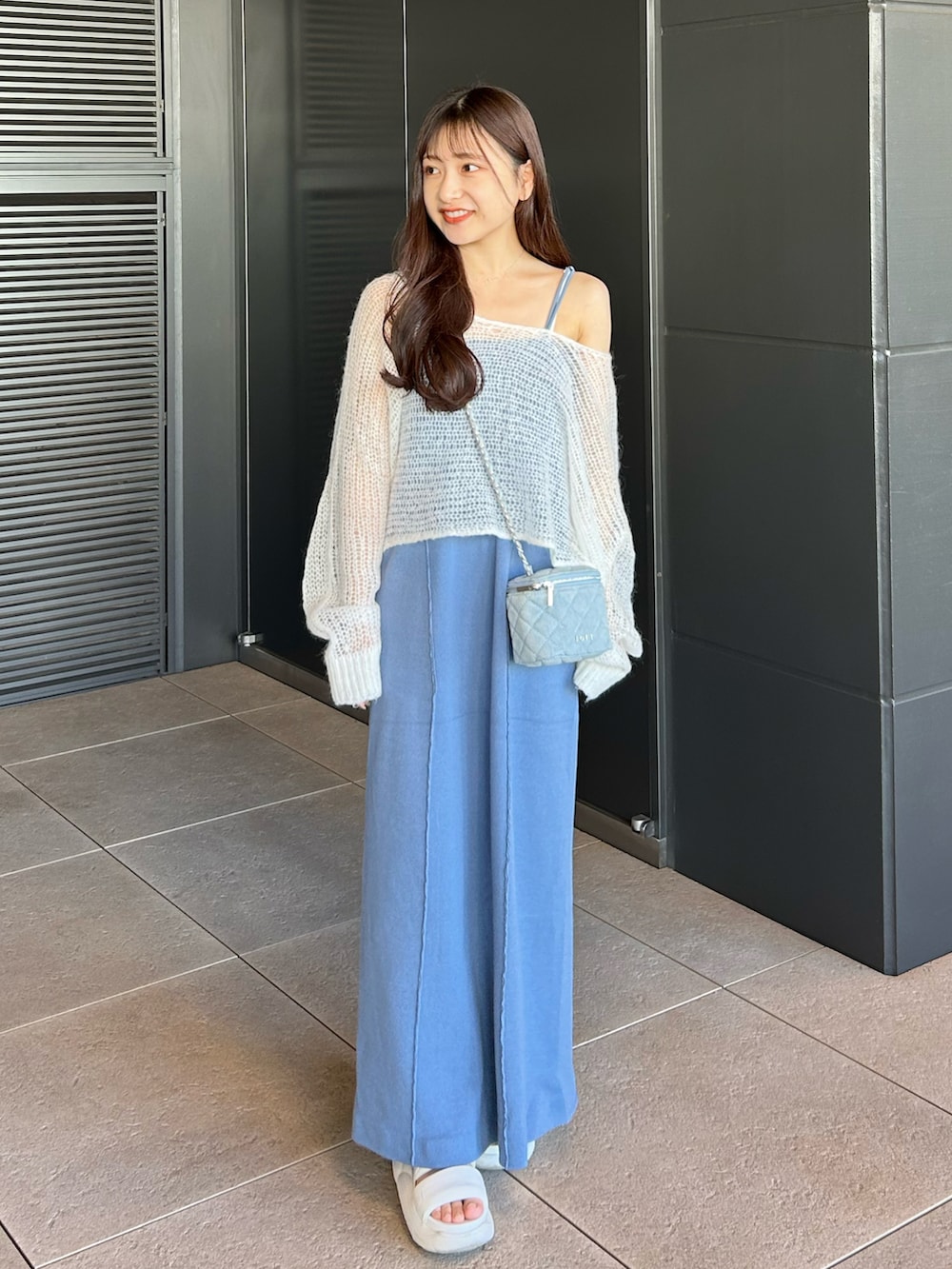 ブルー系のショルダーバッグ、ホワイト系のニット/セーター、ブルー系のワンピース/ドレスを着用したレディースの秋コーディネートの3枚目の写真