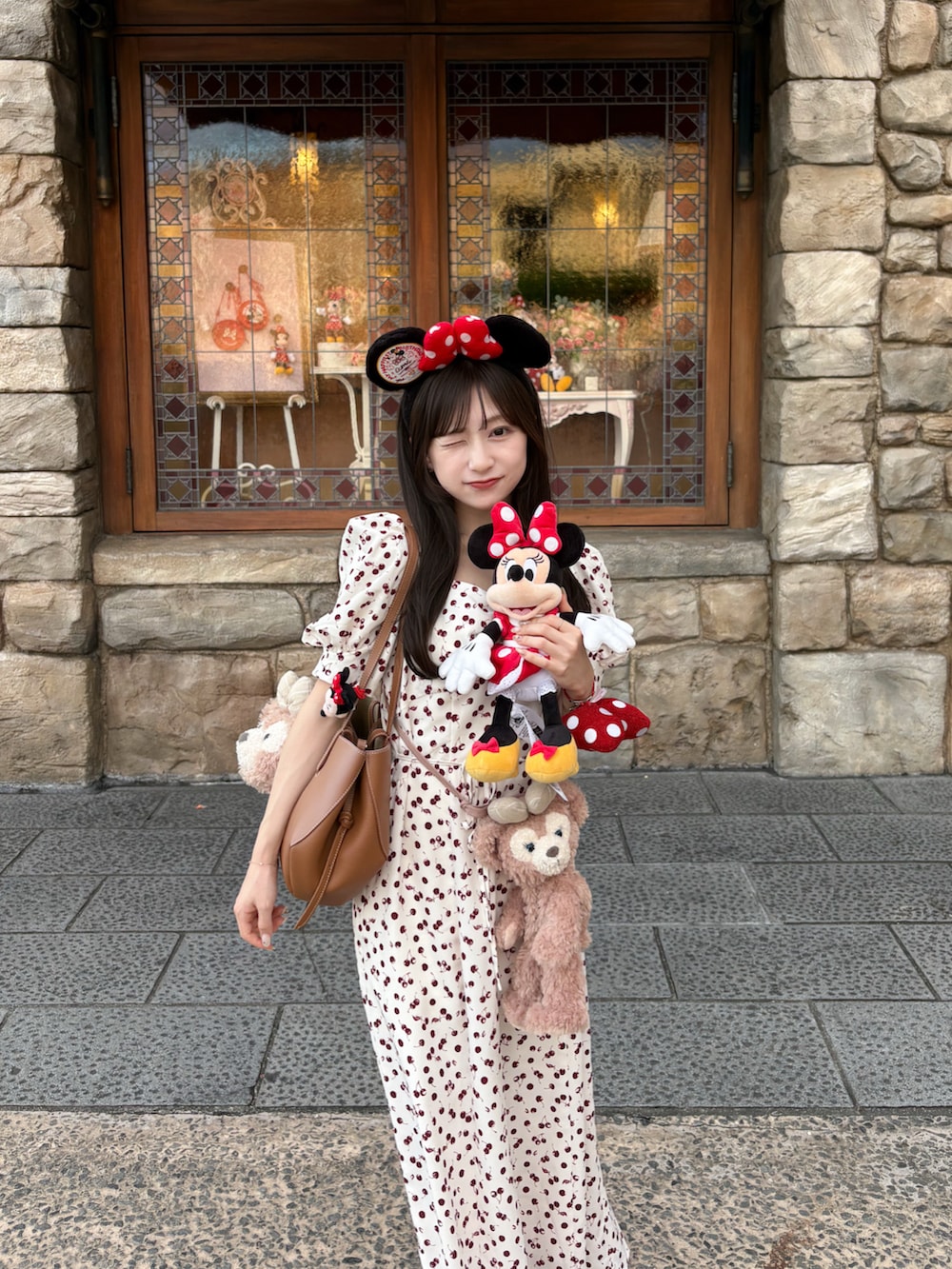 ホワイト系のワンピース、ホワイト系のローファー、ブラウン系のバッグを着用したレディースの夏コーディネートの2枚目の写真