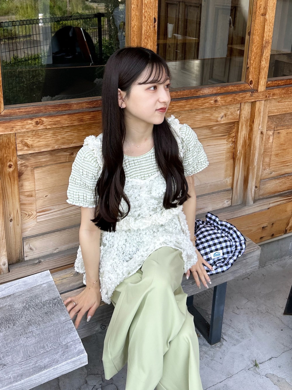 ホワイト系のキャミソール、グリーン系のTシャツ/カットソー、グリーン系のその他パンツを着用したレディースの夏コーディネートの2枚目の写真