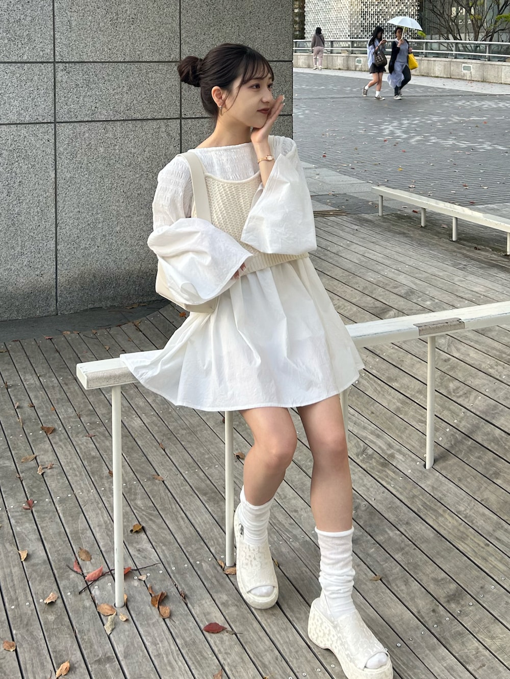 ホワイト系のサンダル、ホワイト系のチュニック、ホワイト系のニット/セーターを着用したレディースの春コーディネートの4枚目の写真