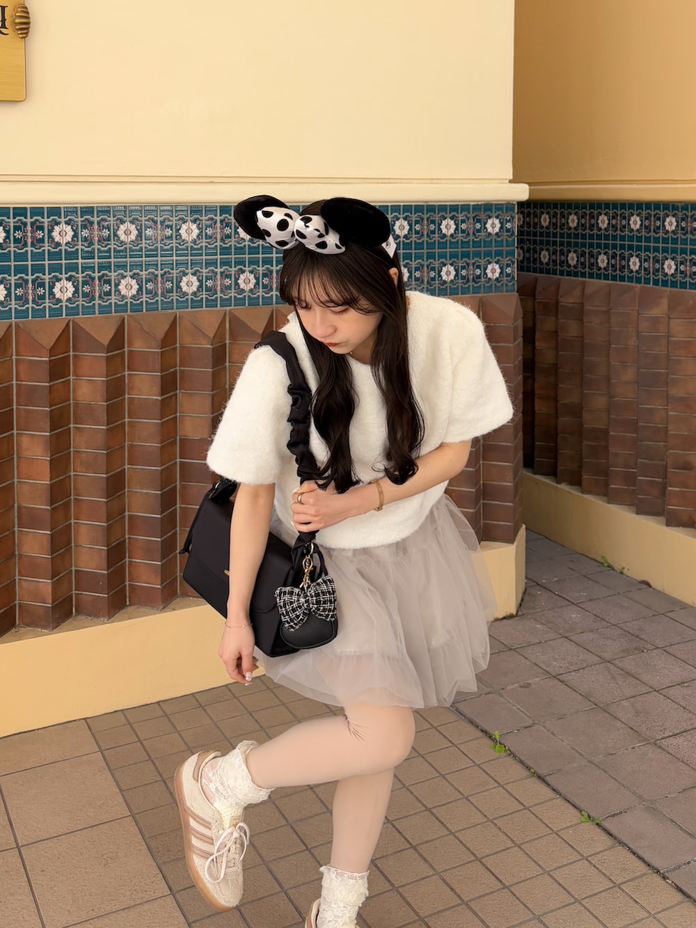 「春コーデ、春カラー、スニーカー、甘めカジュアル、ディズニーコーデ、テーマパークコーデ、モノトーン、低身長コーデ、ミニスカート、バルーンスカート、半袖ニット、リボン、お出かけコーデ、ショルダーバッグ」｜「umm.claïrのアイテム（バッグ、ブラック系）」を使った、amiさん（レディース・148cm）の冬コーディネートの2枚目の写真