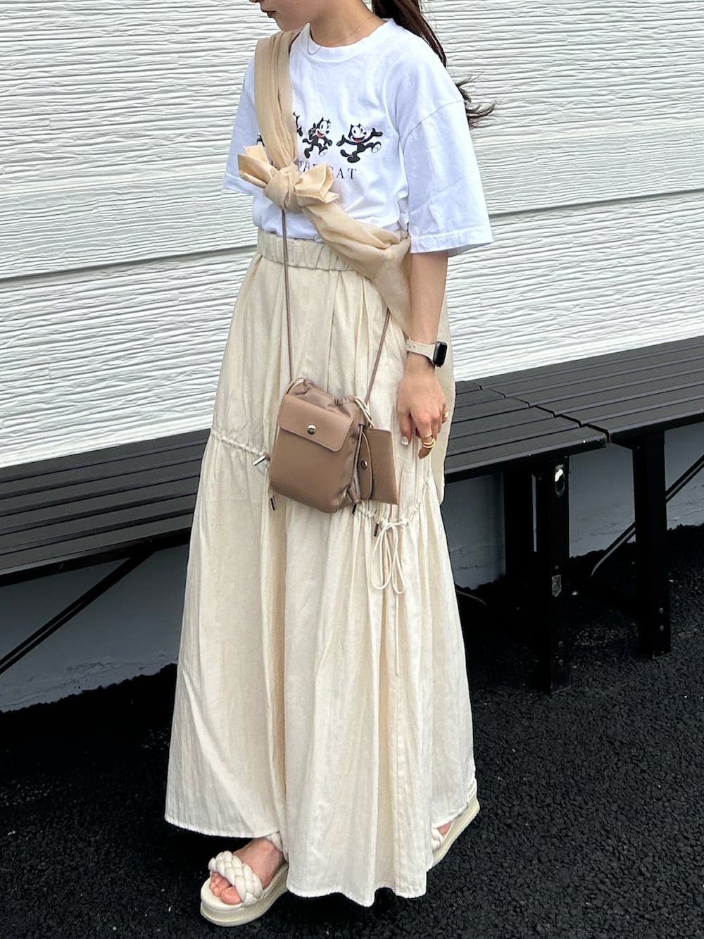 ホワイト系のTシャツ/カットソー、ベージュ系のシャツ/ブラウス、ホワイト系のスカートを着用したレディースの夏コーディネートの2枚目の写真