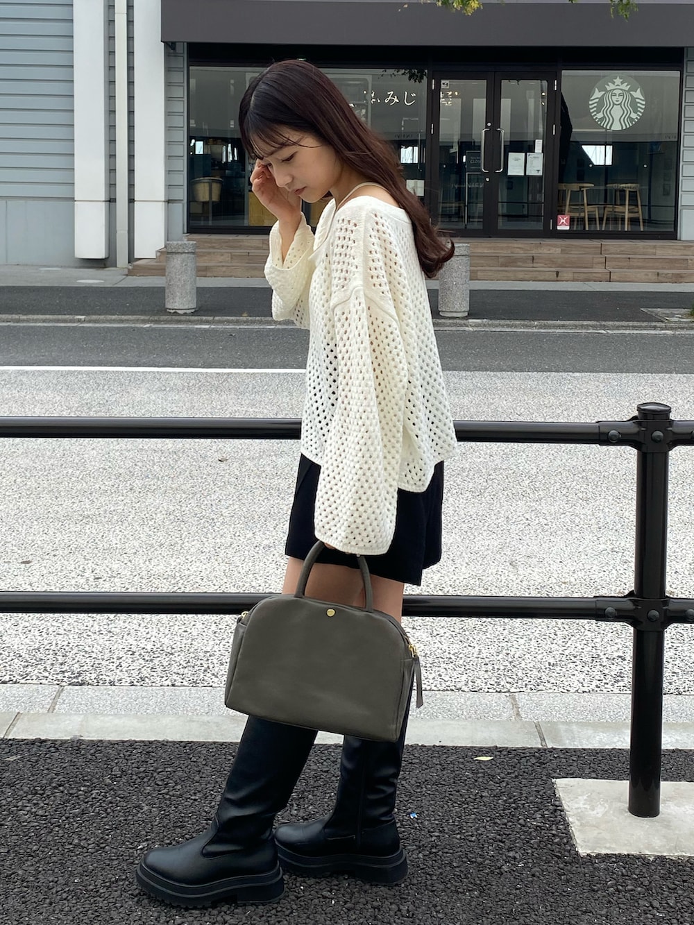 ブラック系のその他パンツ、ホワイト系のTシャツ/カットソー、グレー系のショルダーバッグを着用したレディースの秋コーディネートの2枚目の写真