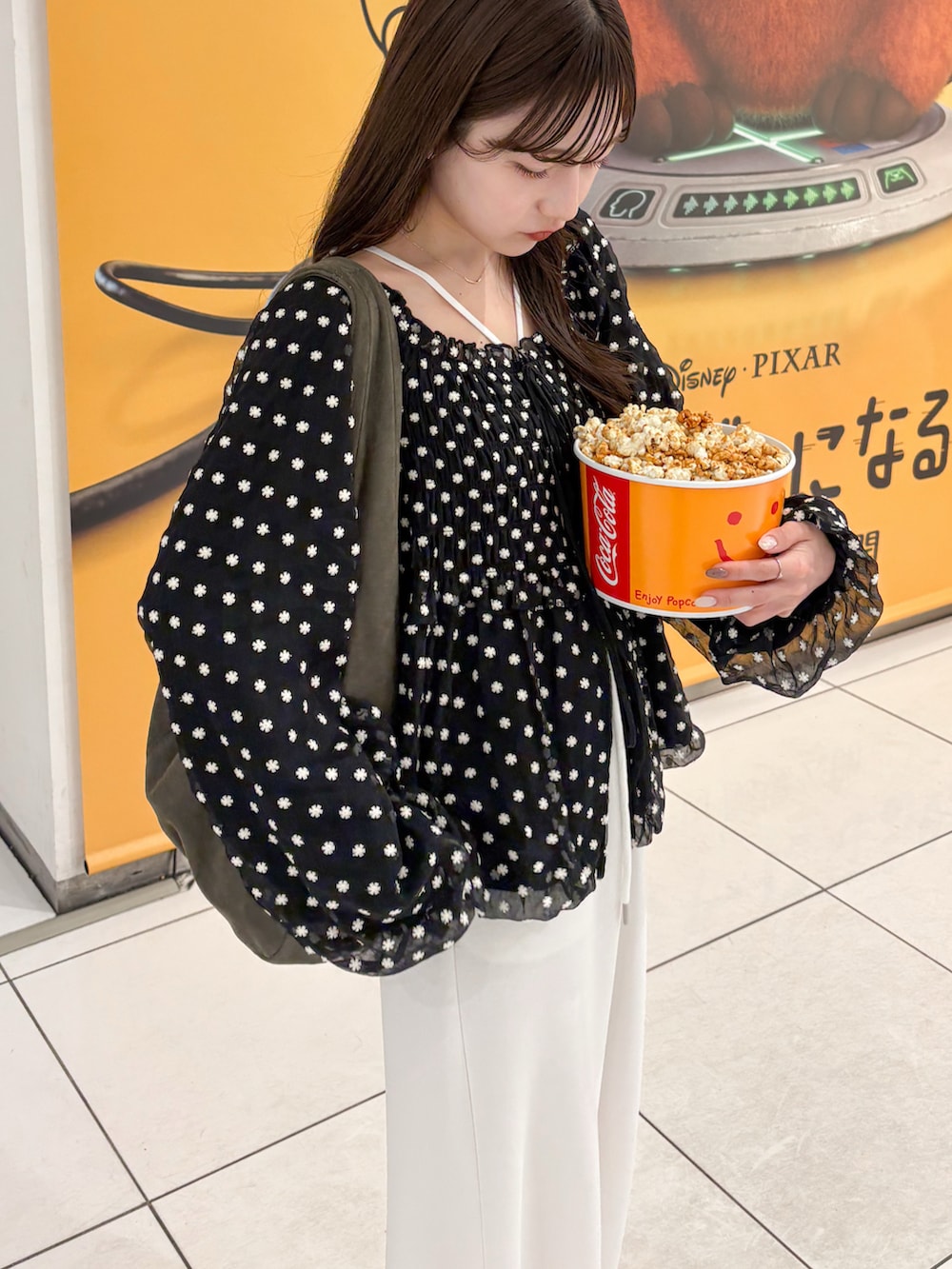 ブラック系のブーツ、ホワイト系のスウェットパンツ、ブラック系のシャツ/ブラウスを着用したレディースの春コーディネートの3枚目の写真