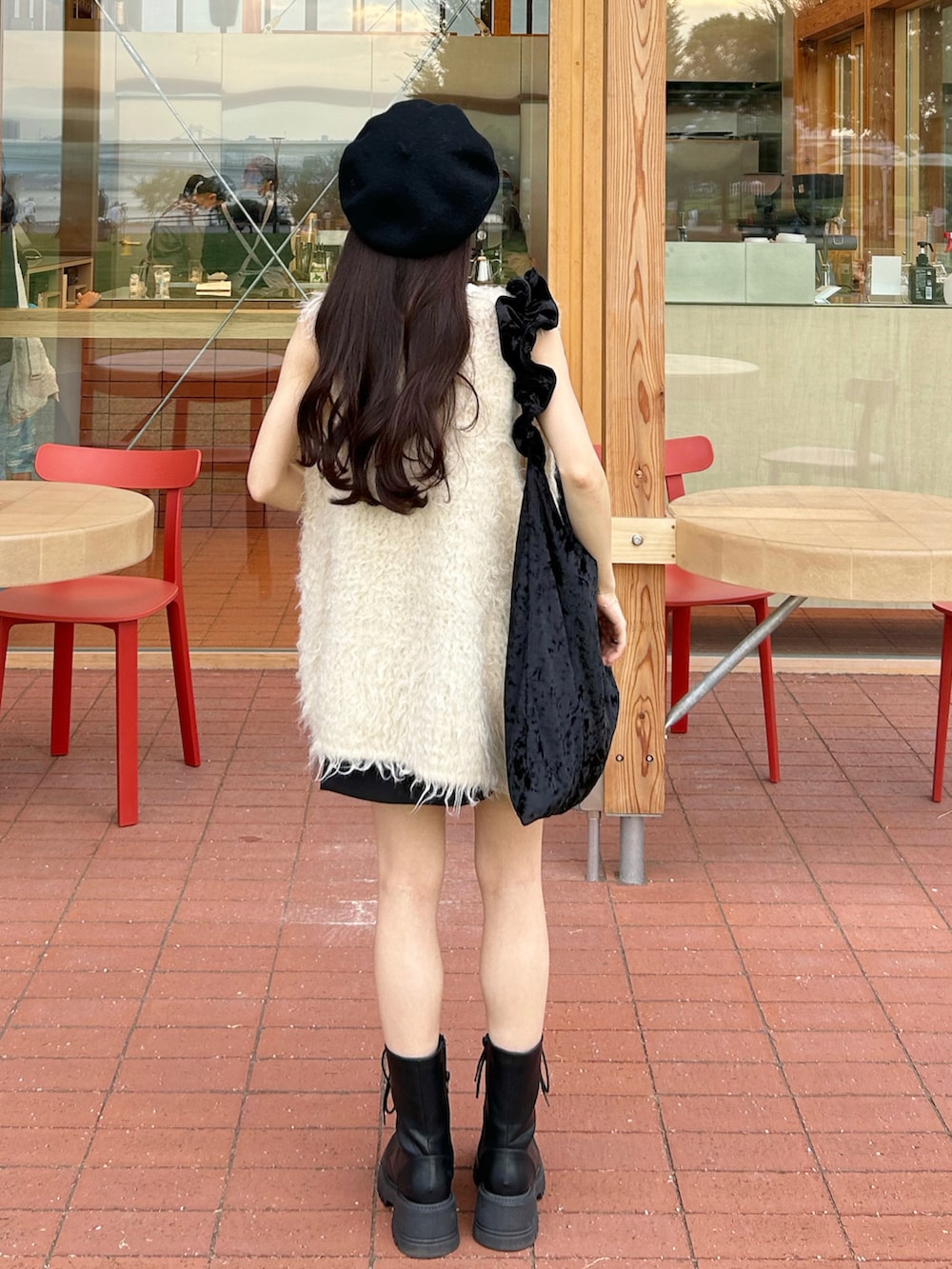 ブラック系のその他パンツ、ホワイト系のタンクトップ、ホワイト系のニット/セーターを着用したレディースの秋コーディネートの3枚目の写真