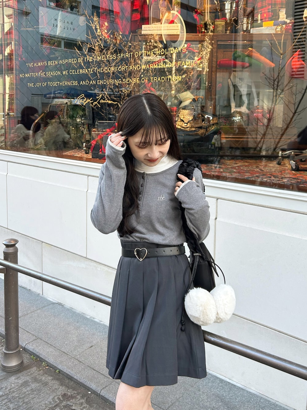 ブラック系のシューズ、ブラック系のショルダーバッグ、グレー系のスカートを着用したレディースの冬コーディネートの4枚目の写真