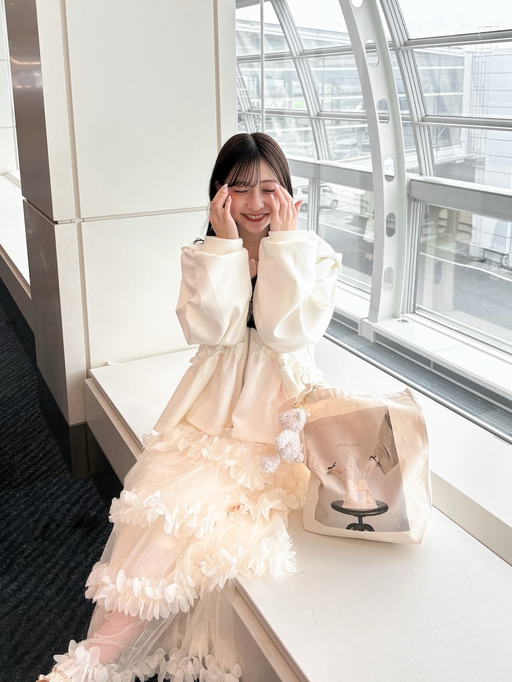 ホワイト系のパーカー、ホワイト系のスカート、ピンク系のTシャツ/カットソーを着用したレディースの夏コーディネートの2枚目の写真