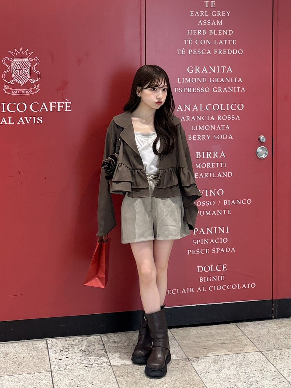 ピンク系のタンクトップ、ホワイト系のパンツ、ブラウン系のその他アウターを着用したレディースの秋コーディネートの3枚目の写真