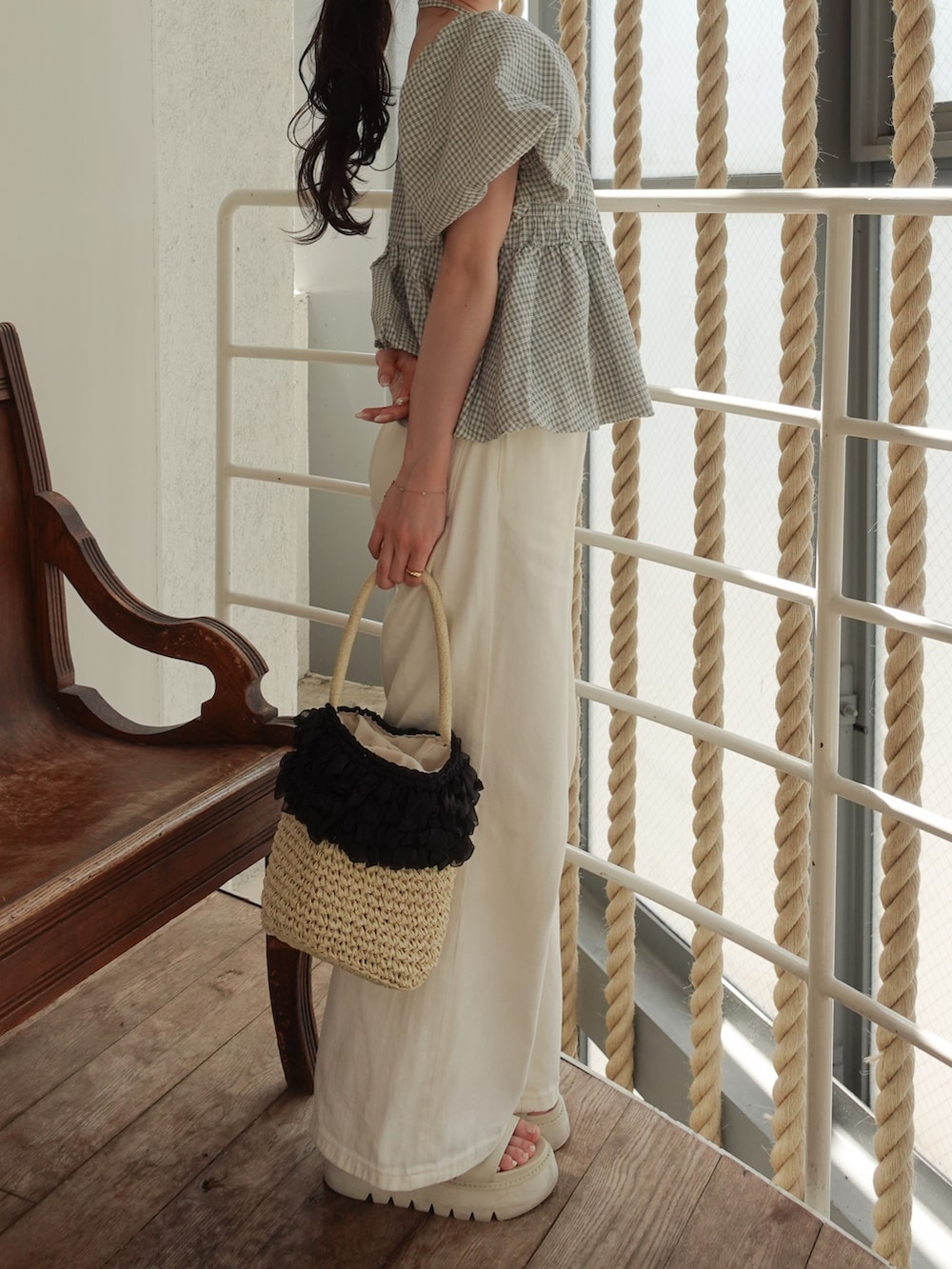 ホワイト系のかごバッグ、ホワイト系のシャツ/ブラウス、ホワイト系のその他パンツを着用したレディースの夏コーディネートの2枚目の写真