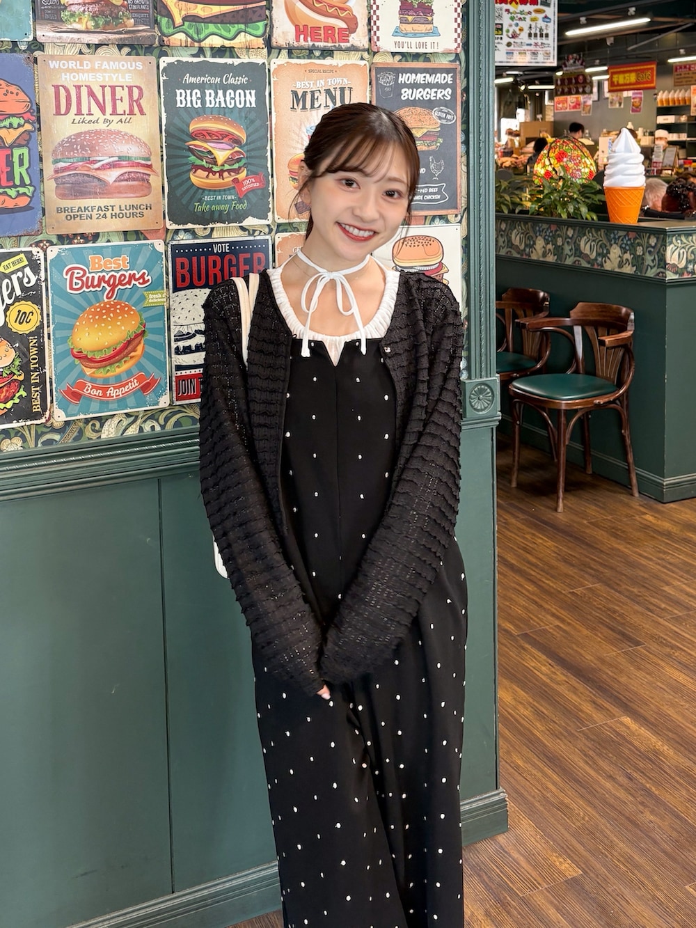 ホワイト系のサンダル、ブラック系のサロペット/オーバーオール、ホワイト系のTシャツ/カットソーを着用したレディースの夏コーディネートの2枚目の写真