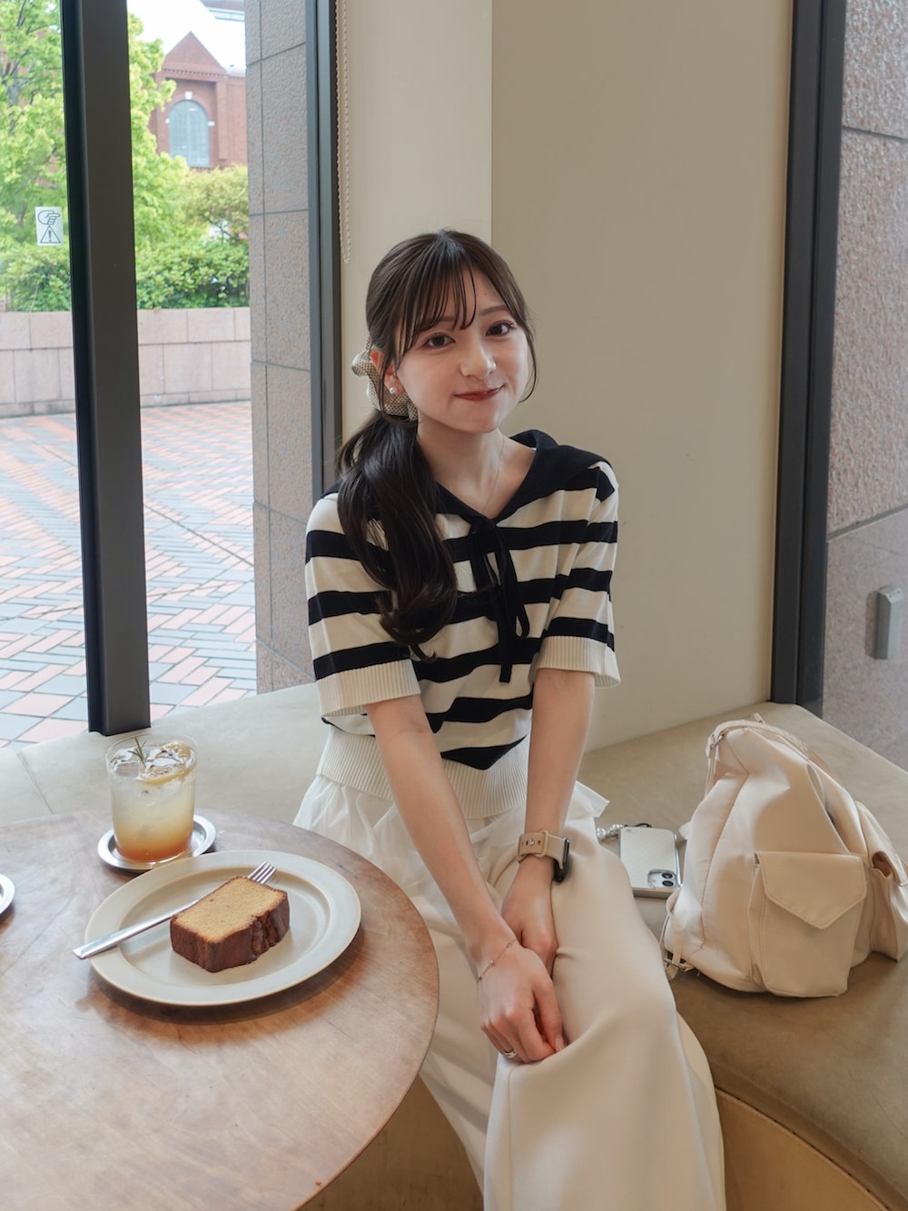 ホワイト系のスウェットパンツ、グレー系のニット/セーター、ホワイト系のトートバッグを着用したレディースの夏コーディネートの3枚目の写真
