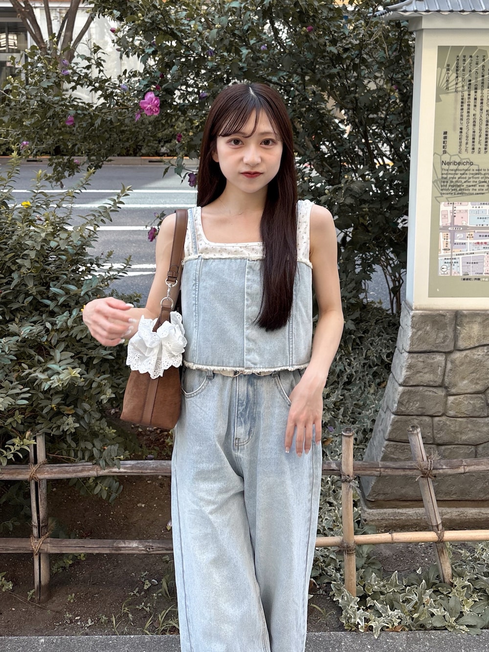 「スニーカー、甘めカジュアル、デニム、セットアップ、ビスチェ、パンツスタイル、adidas、GRL、プチプラ、お出かけコーデ、夏コーデ、ノースリーブ、キャミソール、低身長コーデ、ライトブルー」｜「mysticのマルチWAYデニム（デニムパンツ、ブルー系）」を使った、amiさん（レディース・148cm）の夏コーディネートの3枚目の写真