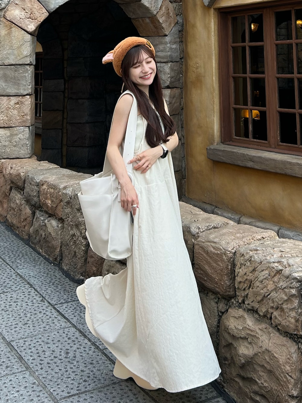 ホワイト系のワンピース、ホワイト系のトートバッグ、ホワイト系のサンダルを着用したレディースの夏コーディネートの4枚目の写真