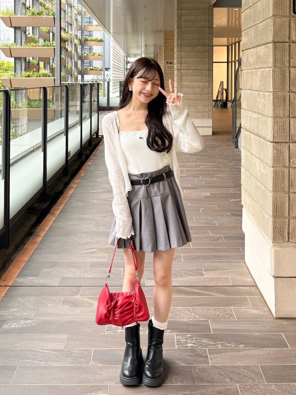 ホワイト系のキャミソール、ベージュ系のその他パンツ、ブラック系のブーツを着用したレディースの夏コーディネートの4枚目の写真