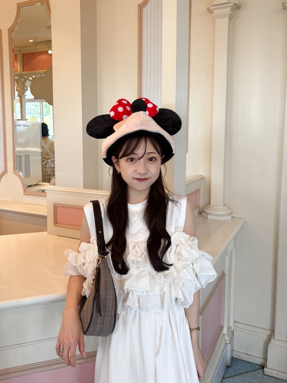 ホワイト系のTシャツ/カットソー、ベージュ系のショルダーバッグ、ブラック系のスカートを着用したレディースの秋コーディネートの2枚目の写真