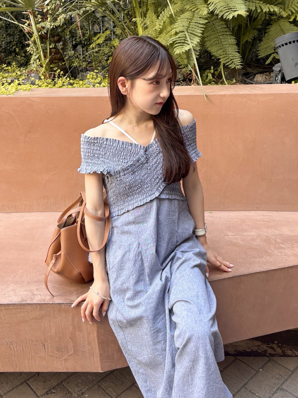 ホワイト系のサンダル、グレー系のサロペット/オーバーオール、ブラウン系のバッグを着用したレディースの夏コーディネートの4枚目の写真