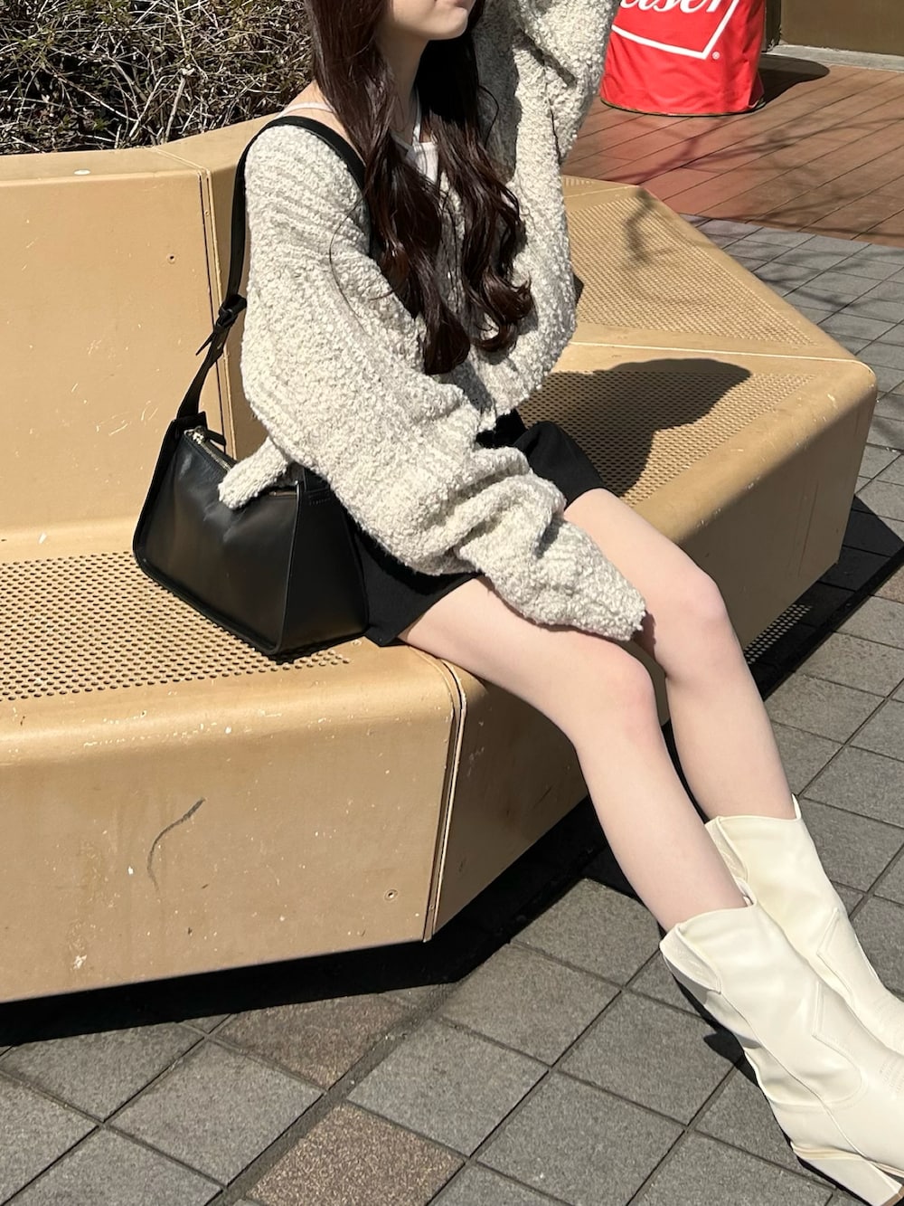 ブラック系のその他パンツ、ホワイト系のカーディガン/ボレロ、ブラック系のトートバッグを着用したレディースの春コーディネートの3枚目の写真