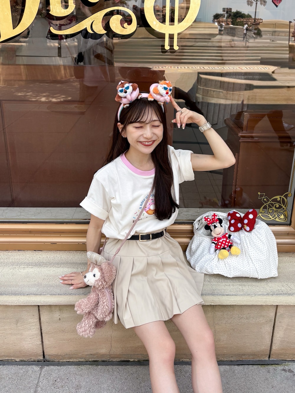 ベージュ系のその他パンツ、ベージュ系のブーツ、その他のトートバッグを着用したレディースの秋コーディネートの2枚目の写真