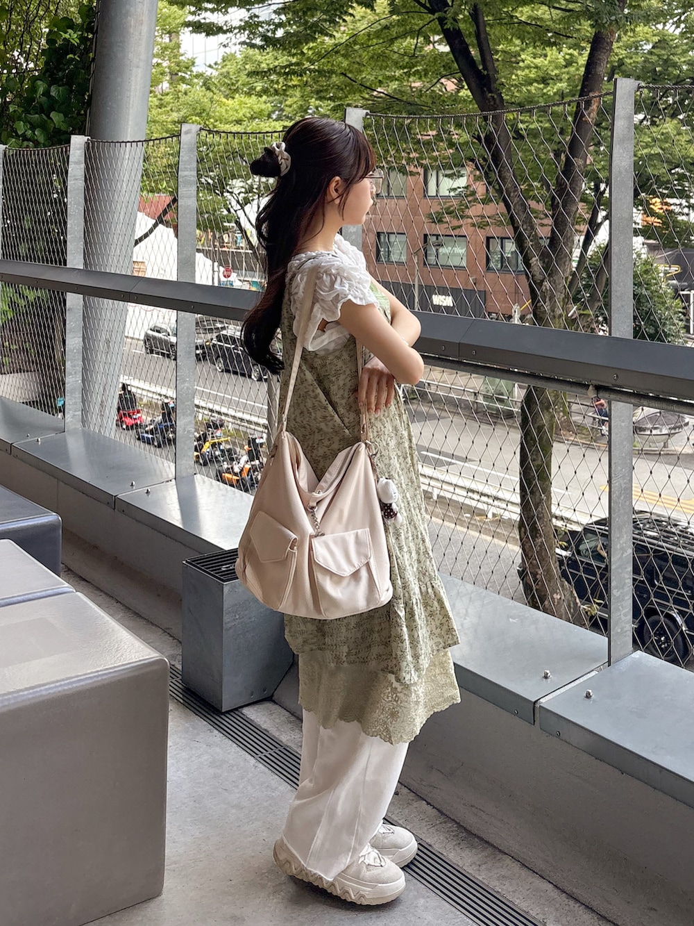 ホワイト系のスウェットパンツ、グリーン系のワンピース、ホワイト系のトートバッグを着用したレディースの夏コーディネートの3枚目の写真