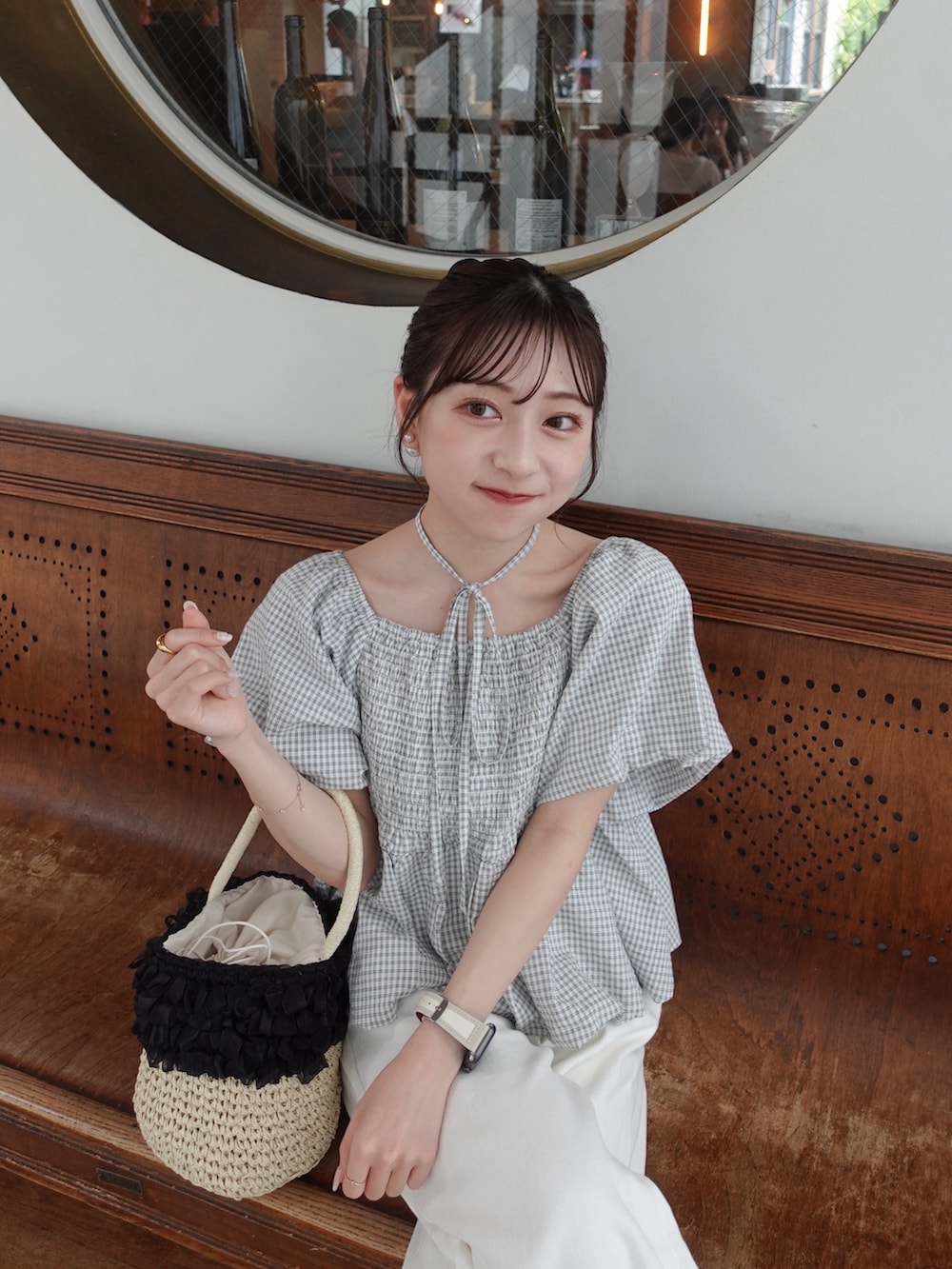 ホワイト系のかごバッグ、ホワイト系のシャツ/ブラウス、ホワイト系のその他パンツを着用したレディースの夏コーディネートの3枚目の写真