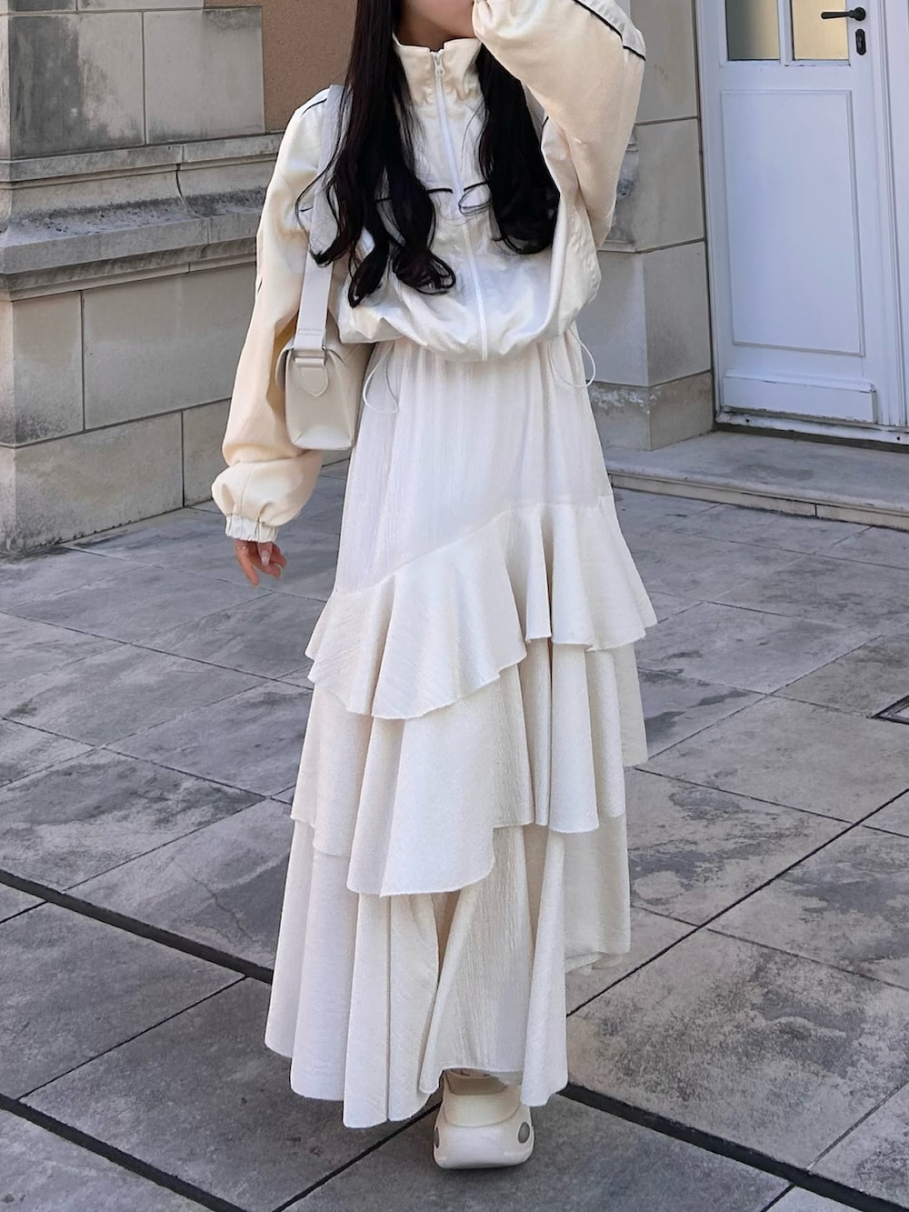 ホワイト系のワンピース/ドレス、ホワイト系のスニーカー、ホワイト系のブルゾンを着用したレディースの春コーディネートの4枚目の写真