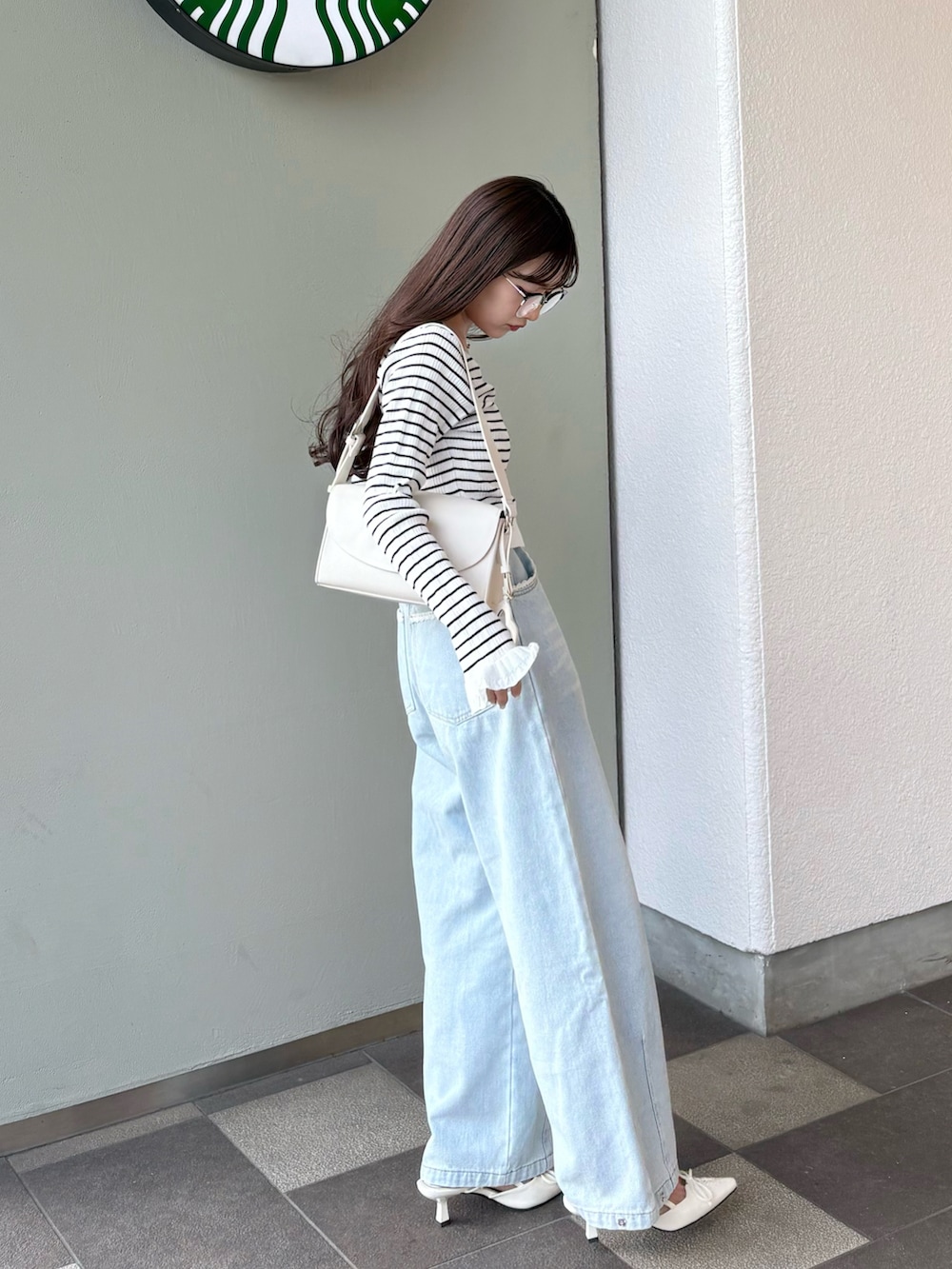 その他のカーディガン/ボレロ、ホワイト系のパンプス、ホワイト系のショルダーバッグを着用したレディースの春コーディネートの2枚目の写真