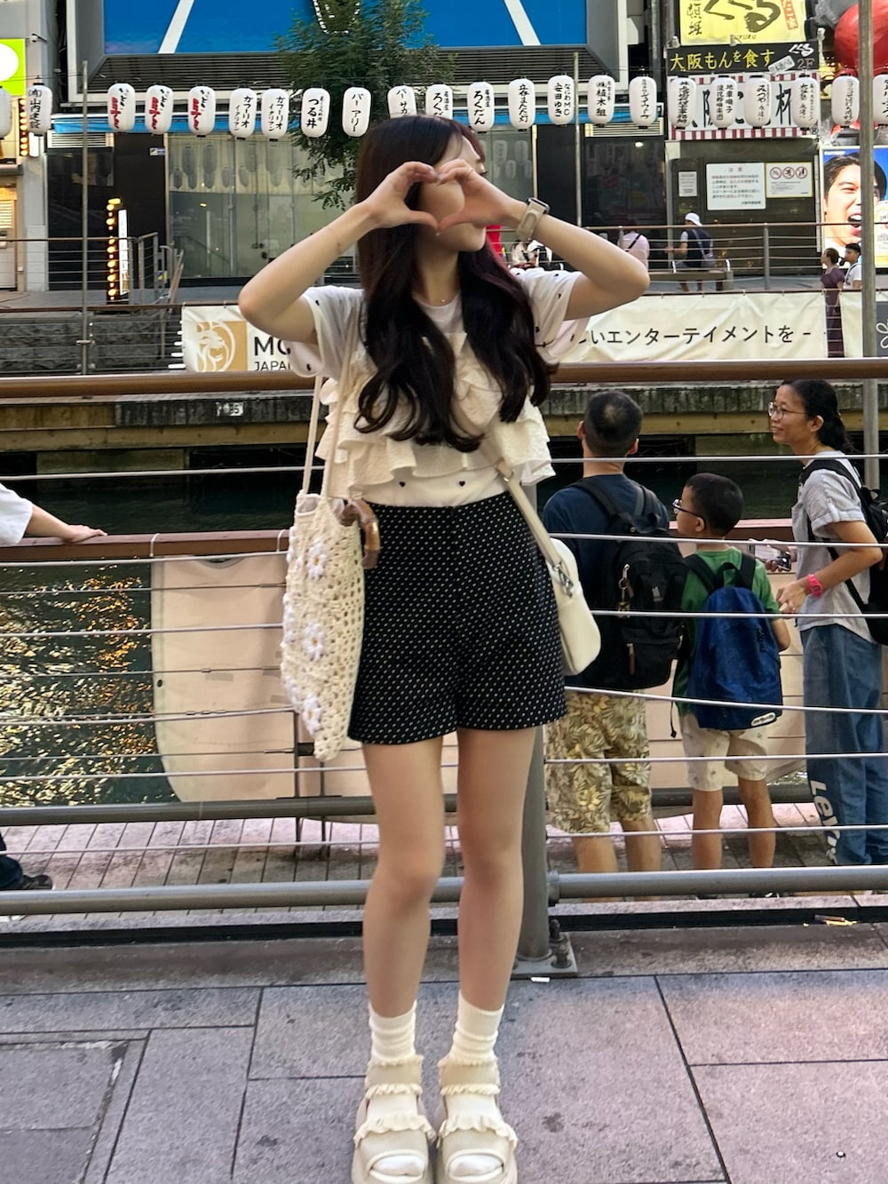 ホワイト系のサンダル、ホワイト系のTシャツ/カットソー、ホワイト系のショルダーバッグを着用したレディースの夏コーディネートの4枚目の写真