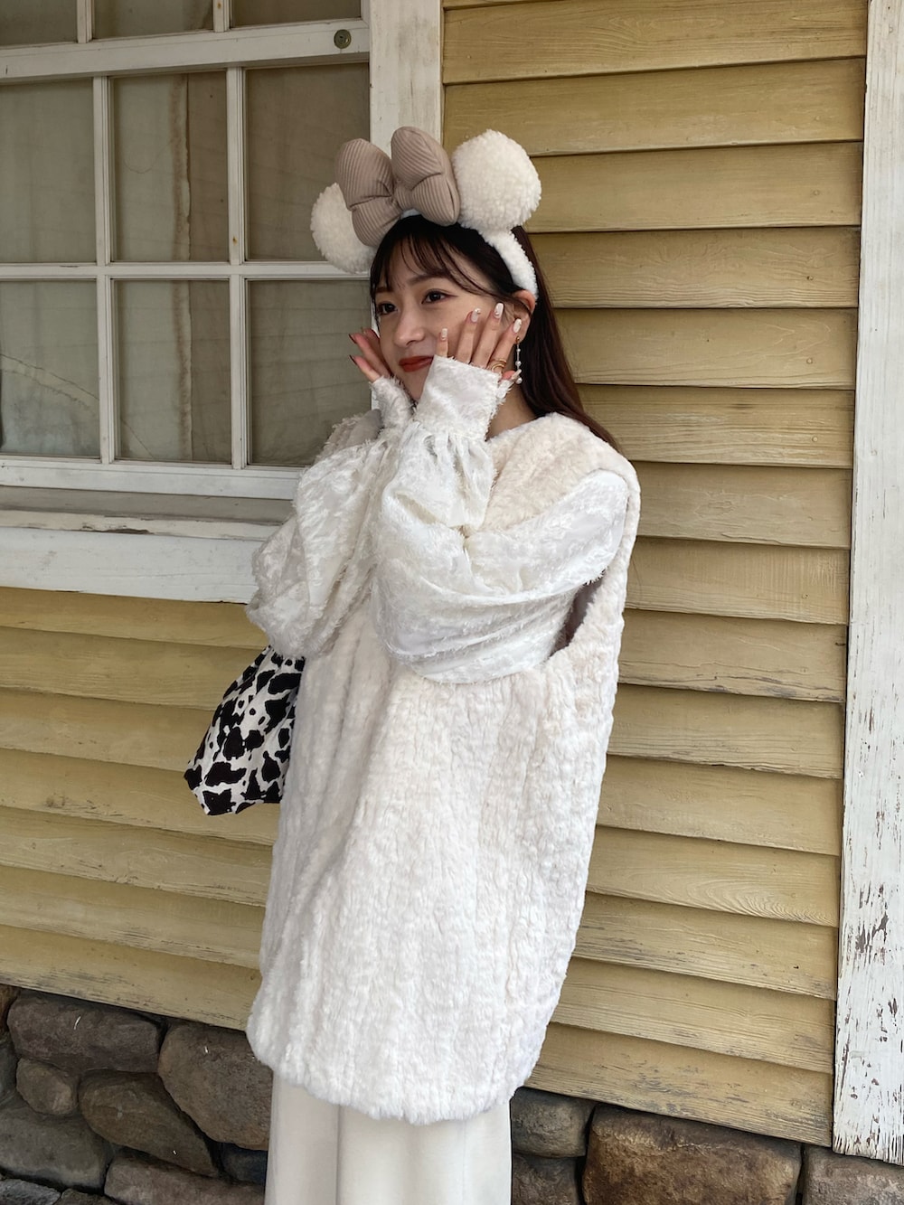 ブラウン系のハンドバッグ、ホワイト系のシャツ/ブラウス、ホワイト系のワンピースを着用したレディースの秋コーディネートの3枚目の写真