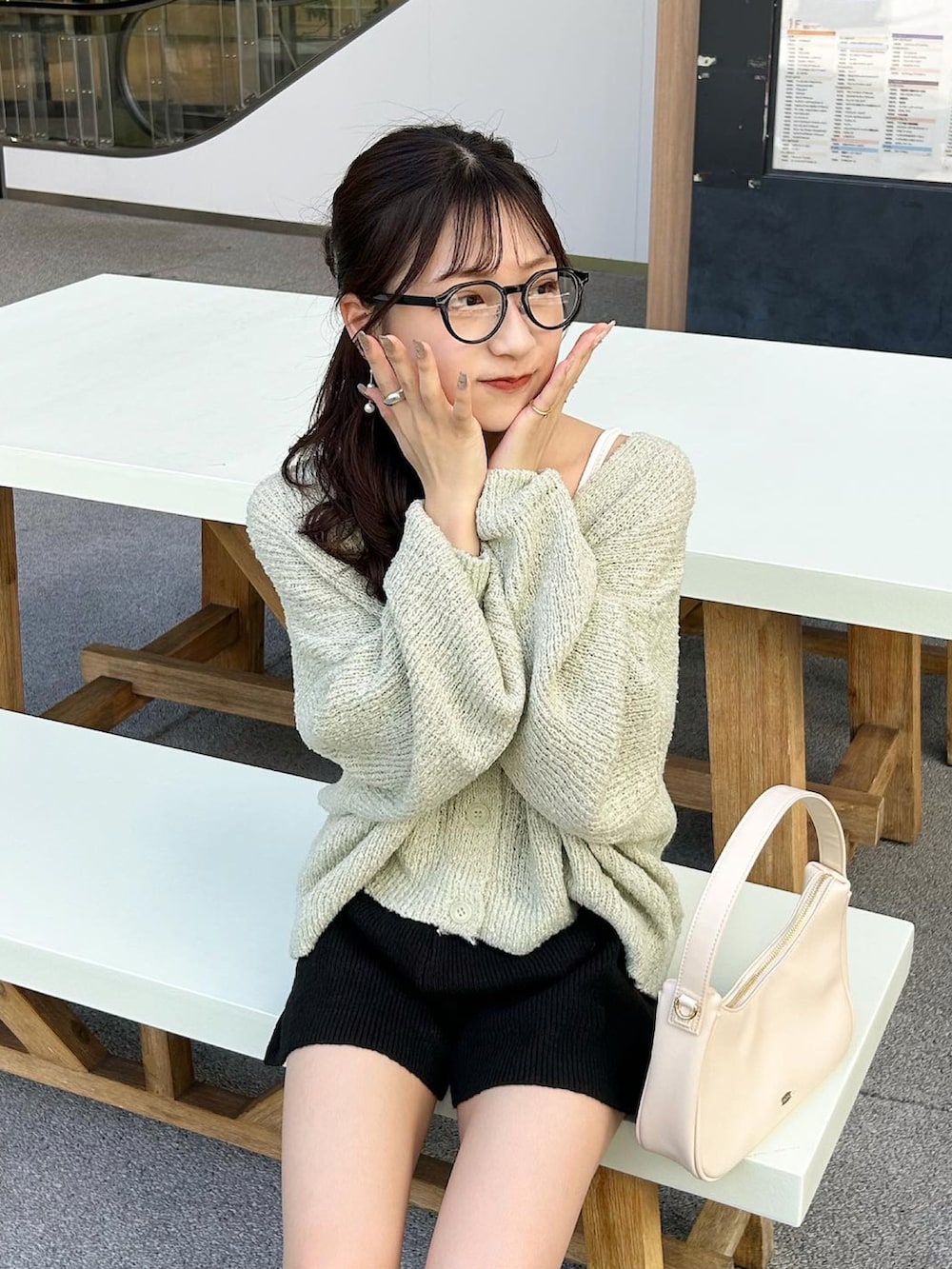 ブラック系のその他パンツ、グリーン系のカーディガン/ボレロ、ホワイト系のキャミソールを着用したレディースの秋コーディネートの3枚目の写真
