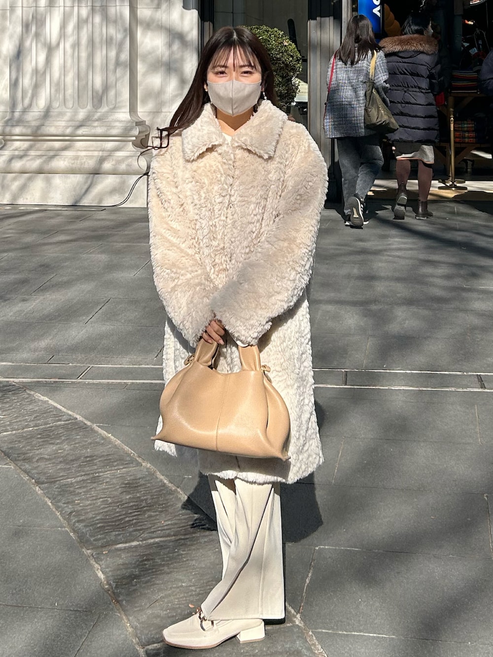 ホワイト系のその他パンツ、ベージュ系のバッグ、ベージュ系のシャツ/ブラウスを着用したレディースの冬コーディネートの3枚目の写真