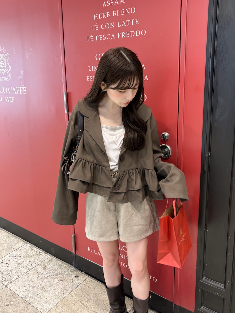 ピンク系のタンクトップ、ホワイト系のパンツ、ブラウン系のその他アウターを着用したレディースの秋コーディネートの2枚目の写真