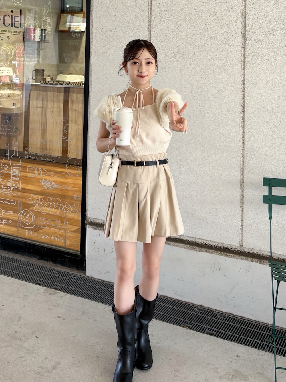 ベージュ系のその他パンツ、ブラック系のブーツ、ホワイト系のショルダーバッグを着用したレディースの秋コーディネートの4枚目の写真