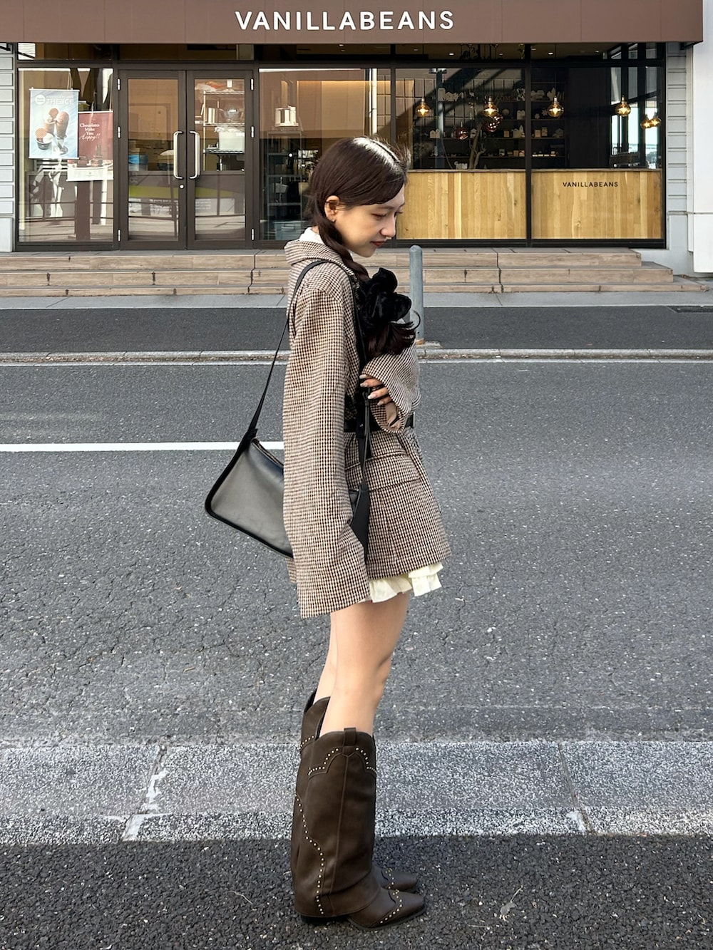 ホワイト系のその他アウター、ブラウン系のブーツ、ブラウン系の福袋/福箱を着用したレディースの冬コーディネートの3枚目の写真