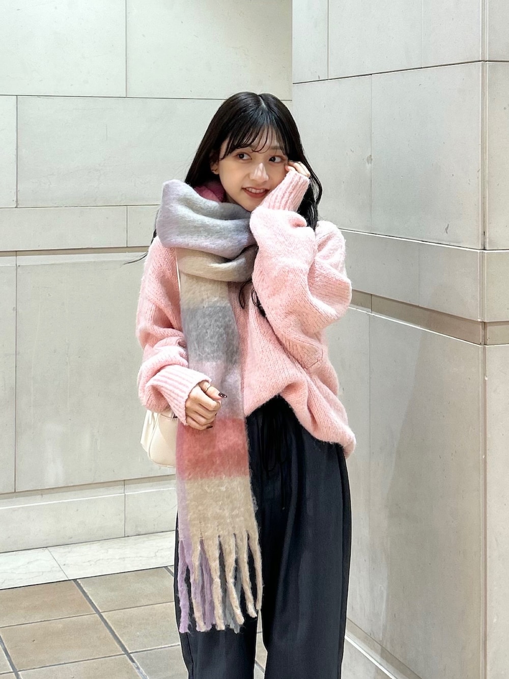 グレー系のその他パンツ、ピンク系のニット/セーター、ブラック系のブーツを着用したレディースの冬コーディネートの3枚目の写真