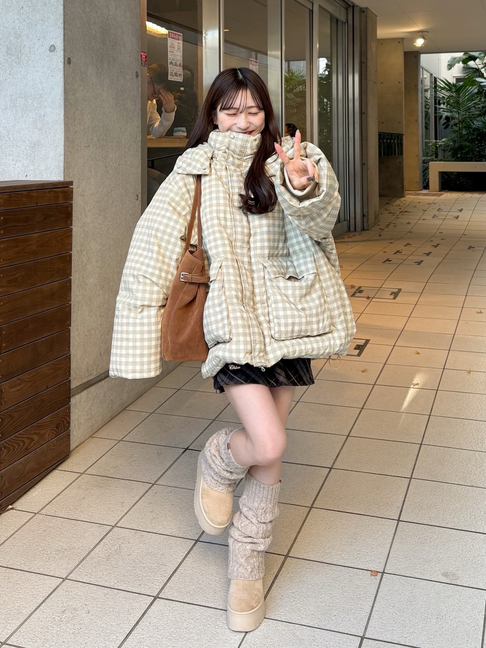 その他のダウンジャケット/コート、グレー系のスカート、ブラウン系のトートバッグを着用したレディースの冬コーディネートの2枚目の写真
