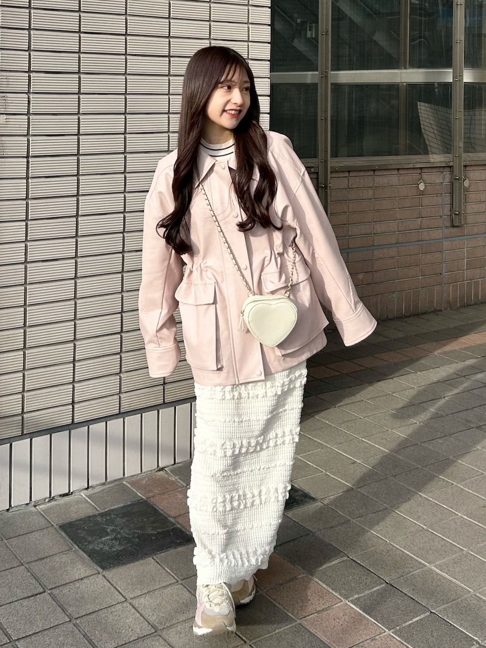 ピンク系のその他アウター、ホワイト系のスカート、ホワイト系のニット/セーターを着用したレディースの春コーディネートの4枚目の写真