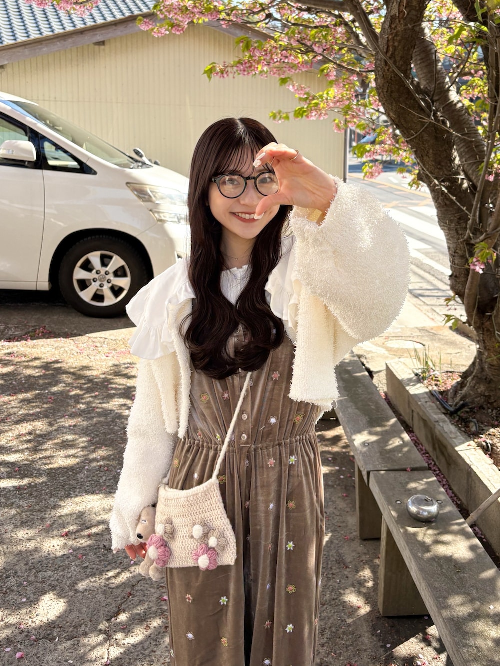 ベージュ系のサロペット/オーバーオール、ホワイト系のシャツ/ブラウス、ホワイト系のカーディガン/ボレロを着用したレディースの春コーディネートの2枚目の写真