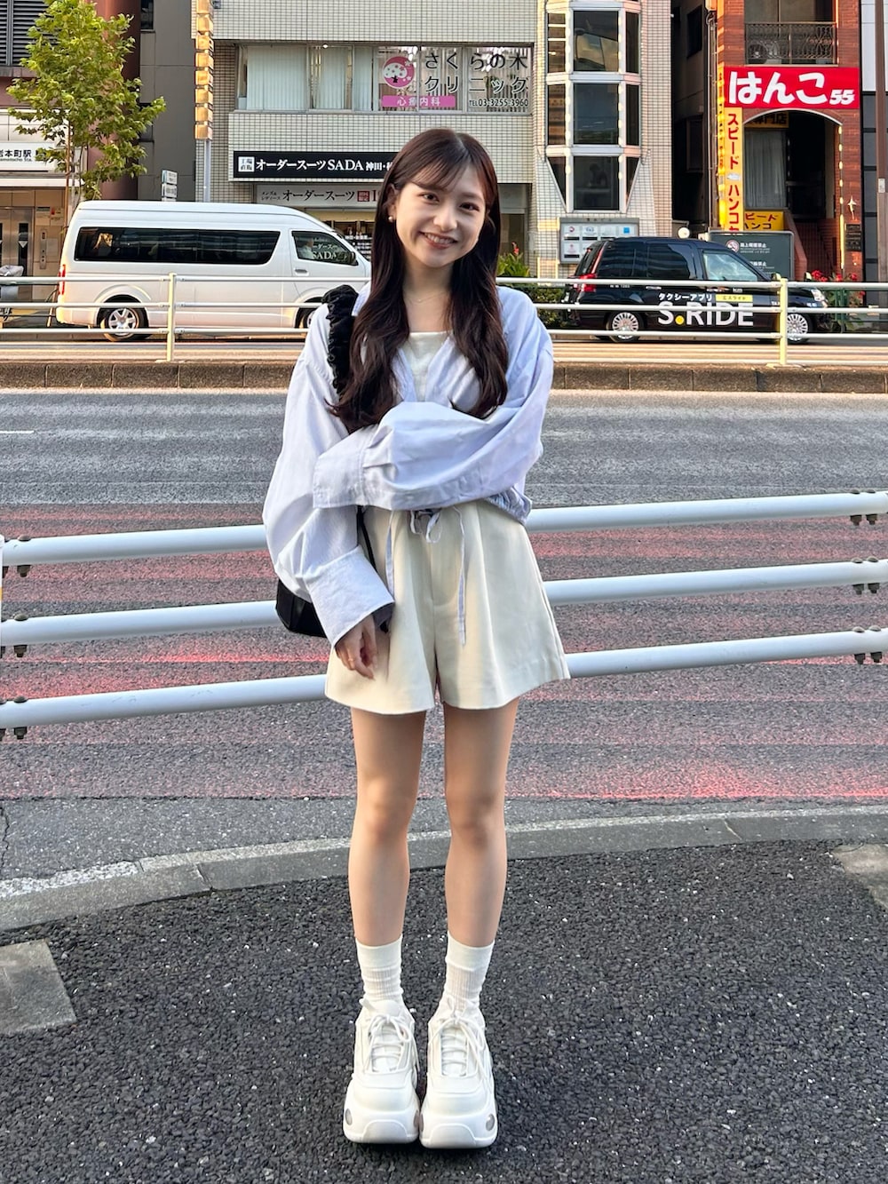 ホワイト系のスニーカー、ホワイト系のその他パンツ、ブルー系のワンピース/ドレスを着用したレディースの秋コーディネートの4枚目の写真