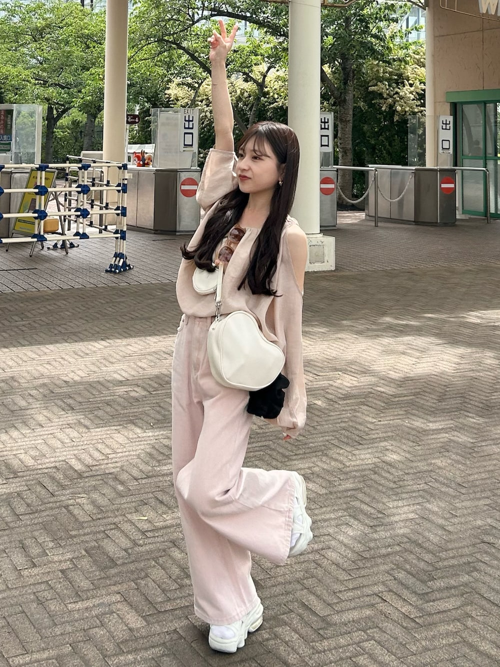 ピンク系のその他パンツ、ホワイト系のハンドバッグ、ピンク系のシャツ/ブラウスを着用したレディースの夏コーディネートの4枚目の写真