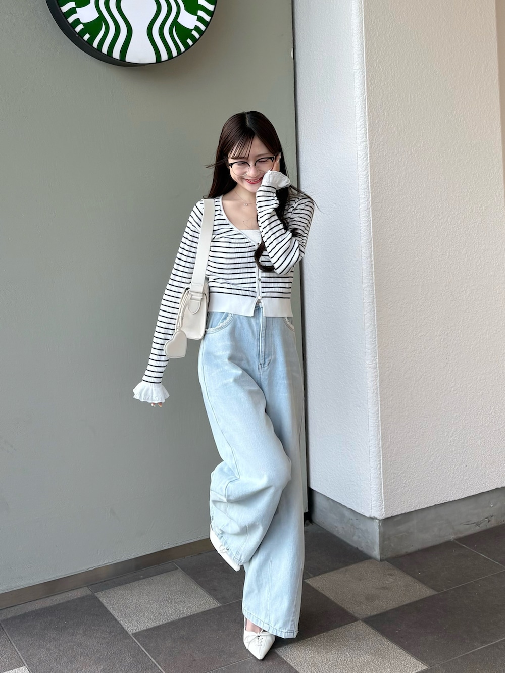 その他のカーディガン/ボレロ、ホワイト系のパンプス、ホワイト系のショルダーバッグを着用したレディースの春コーディネートの4枚目の写真