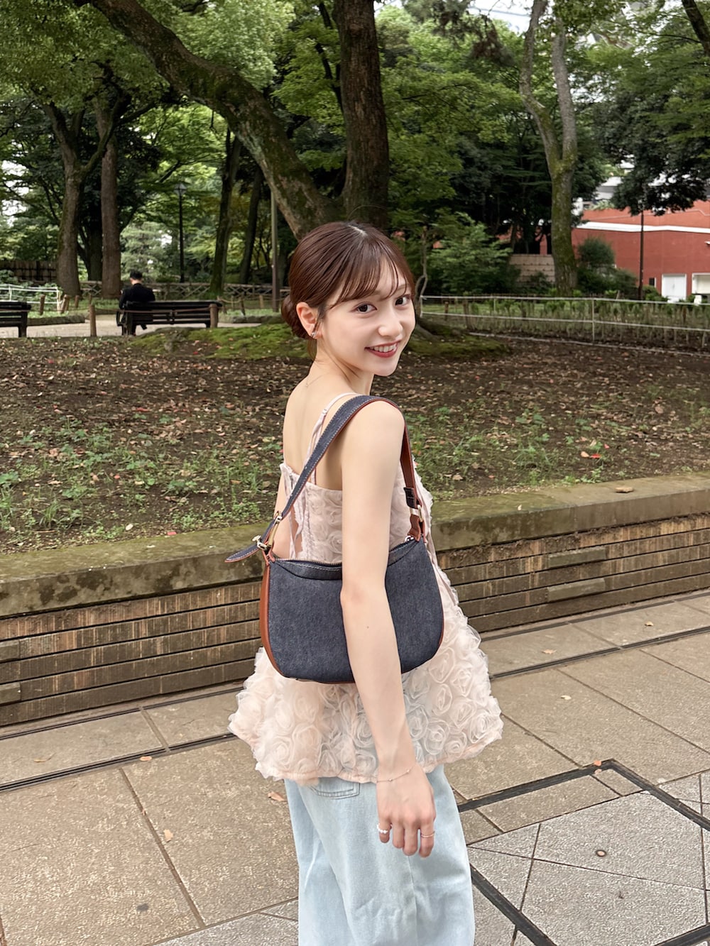 ホワイト系のカーディガン/ボレロ、ブルー系のショルダーバッグ、ブルー系のデニムパンツを着用したレディースの夏コーディネートの3枚目の写真
