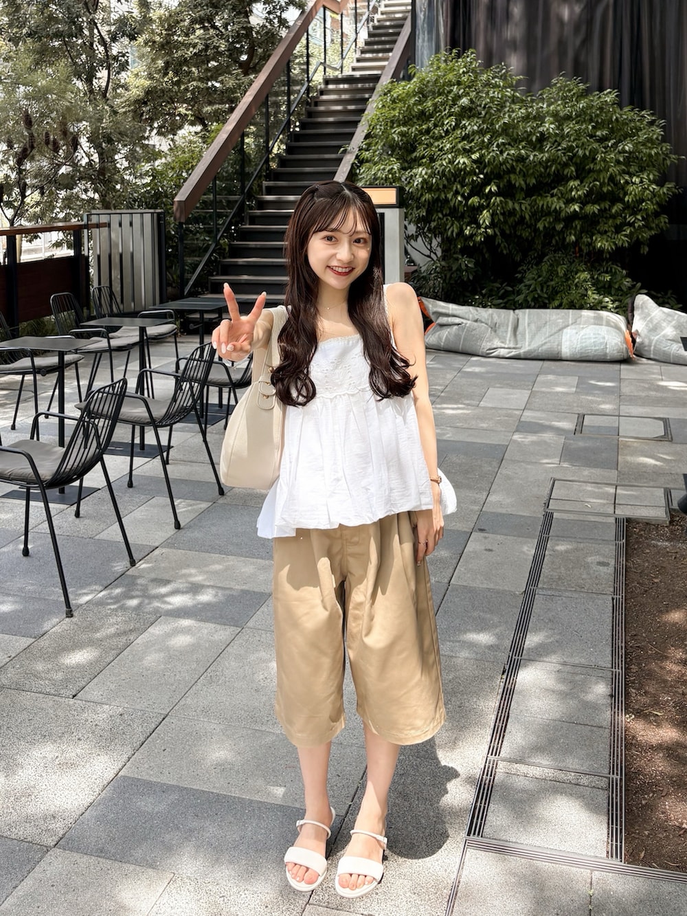 ホワイト系のシャツ/ブラウス、ベージュ系のその他パンツ、ホワイト系のサンダルを着用したレディースの夏コーディネートの4枚目の写真