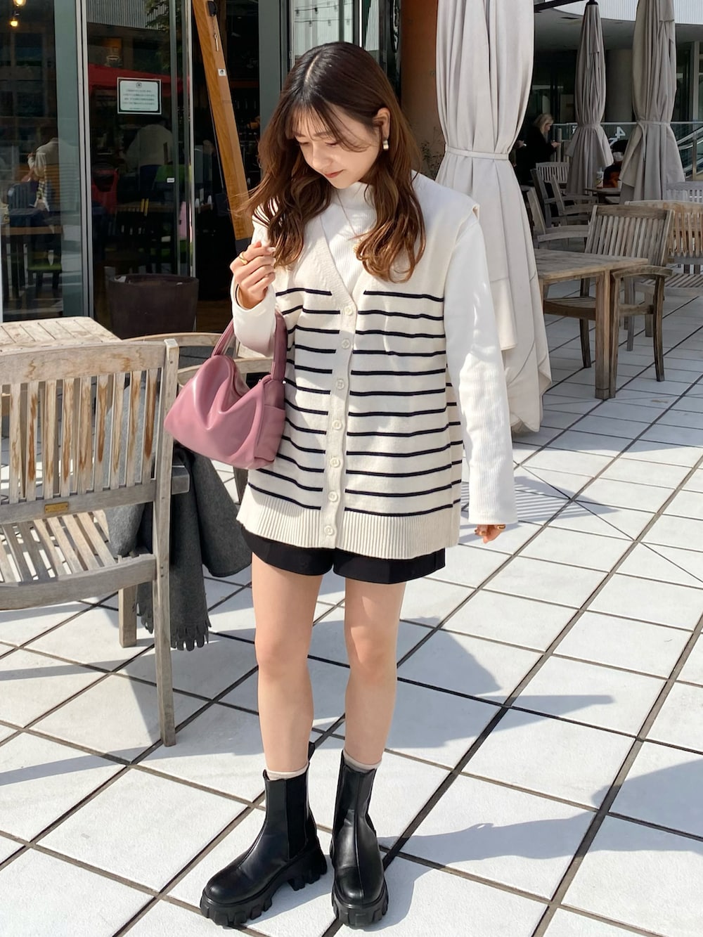 ピンク系のボストンバッグ、ホワイト系のその他アウター、ホワイト系のTシャツ/カットソーを着用したレディースの春コーディネートの2枚目の写真