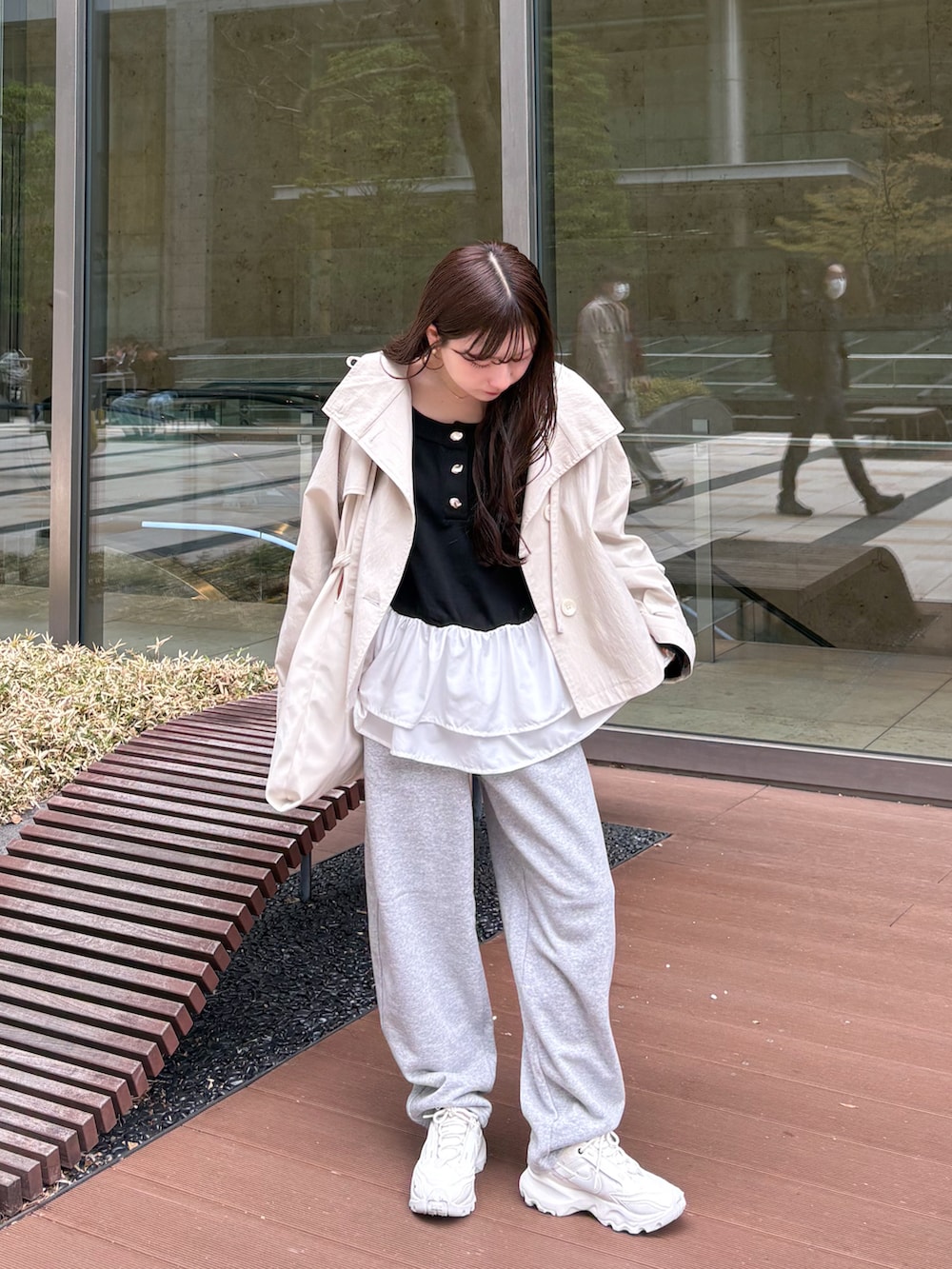 ベージュ系のスニーカー、グレー系のスウェットパンツ、ブラック系のニット/セーターを着用したレディースの春コーディネートの3枚目の写真