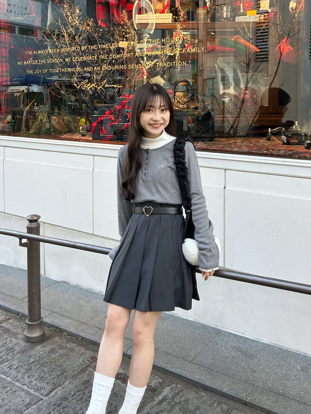 ブラック系のシューズ、ブラック系のショルダーバッグ、グレー系のスカートを着用したレディースの冬コーディネートの5枚目の写真