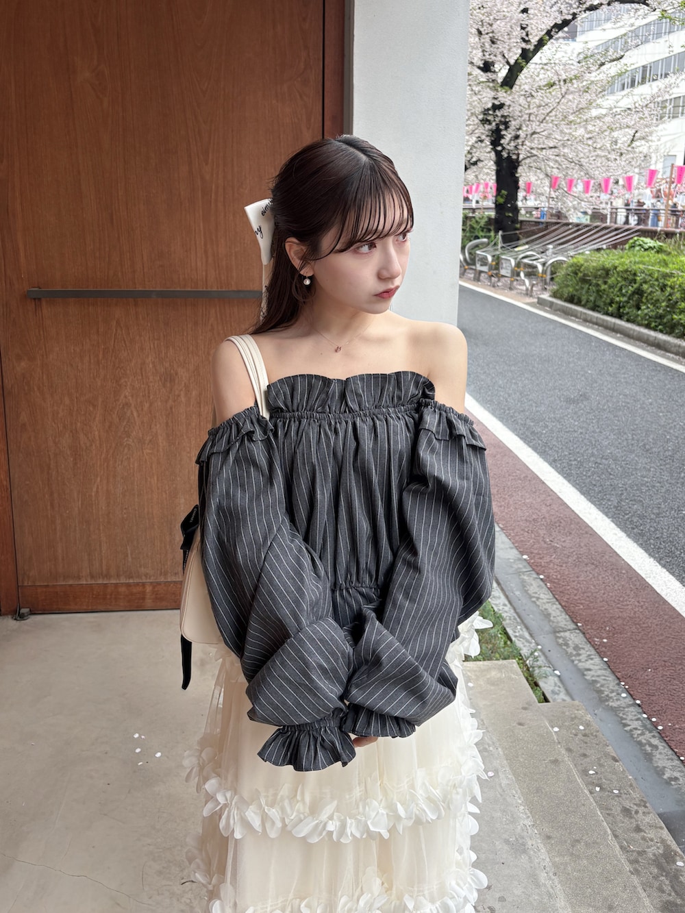 ホワイト系のシャツ/ブラウス、ホワイト系のショルダーバッグ、ホワイト系のスカートを着用したレディースの春コーディネートの2枚目の写真