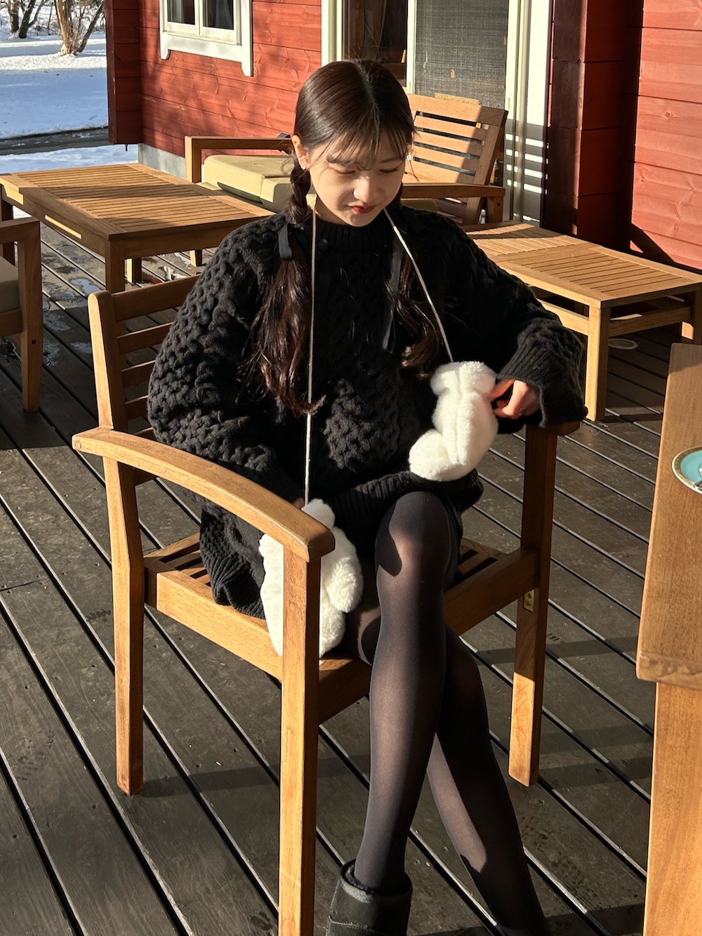 「お出かけコーデ、シンプルスタイル、ニット、休日スタイル、低身長コーデ、ブーツ、ニット帽、モノトーン、オーバーサイズ、冬コーデ、冬アウター、厚底シューズ」｜「ALTROSEのニット帽 アニマル くまみみ 韓国風 リブ（ニットキャップ/ビーニー、ホワイト系）」を使った、amiさん（レディース・148cm）の春コーディネートの4枚目の写真