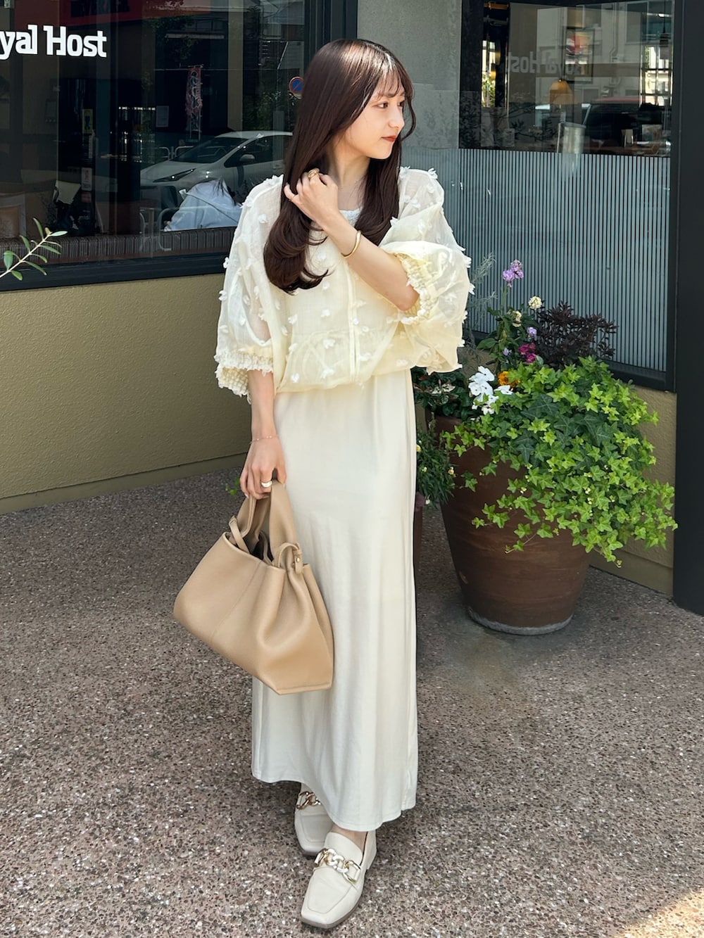 ベージュ系のバッグ、ホワイト系のローファー、ホワイト系のシャツ/ブラウスを着用したレディースの春コーディネートの4枚目の写真