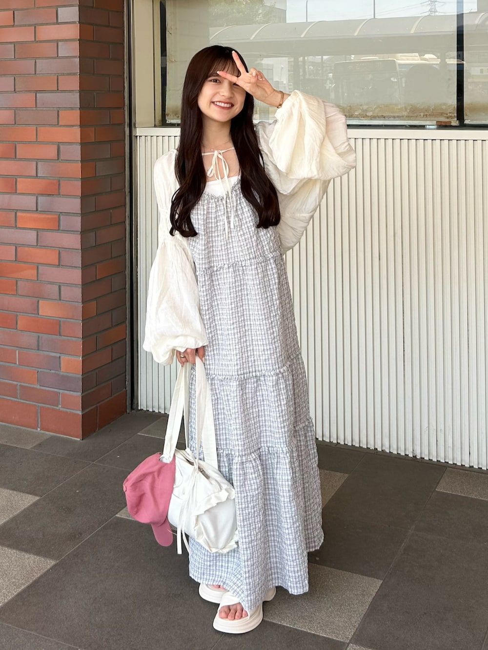 ホワイト系のカーディガン/ボレロ、ホワイト系のワンピース、ホワイト系のサンダルを着用したレディースの夏コーディネートの3枚目の写真