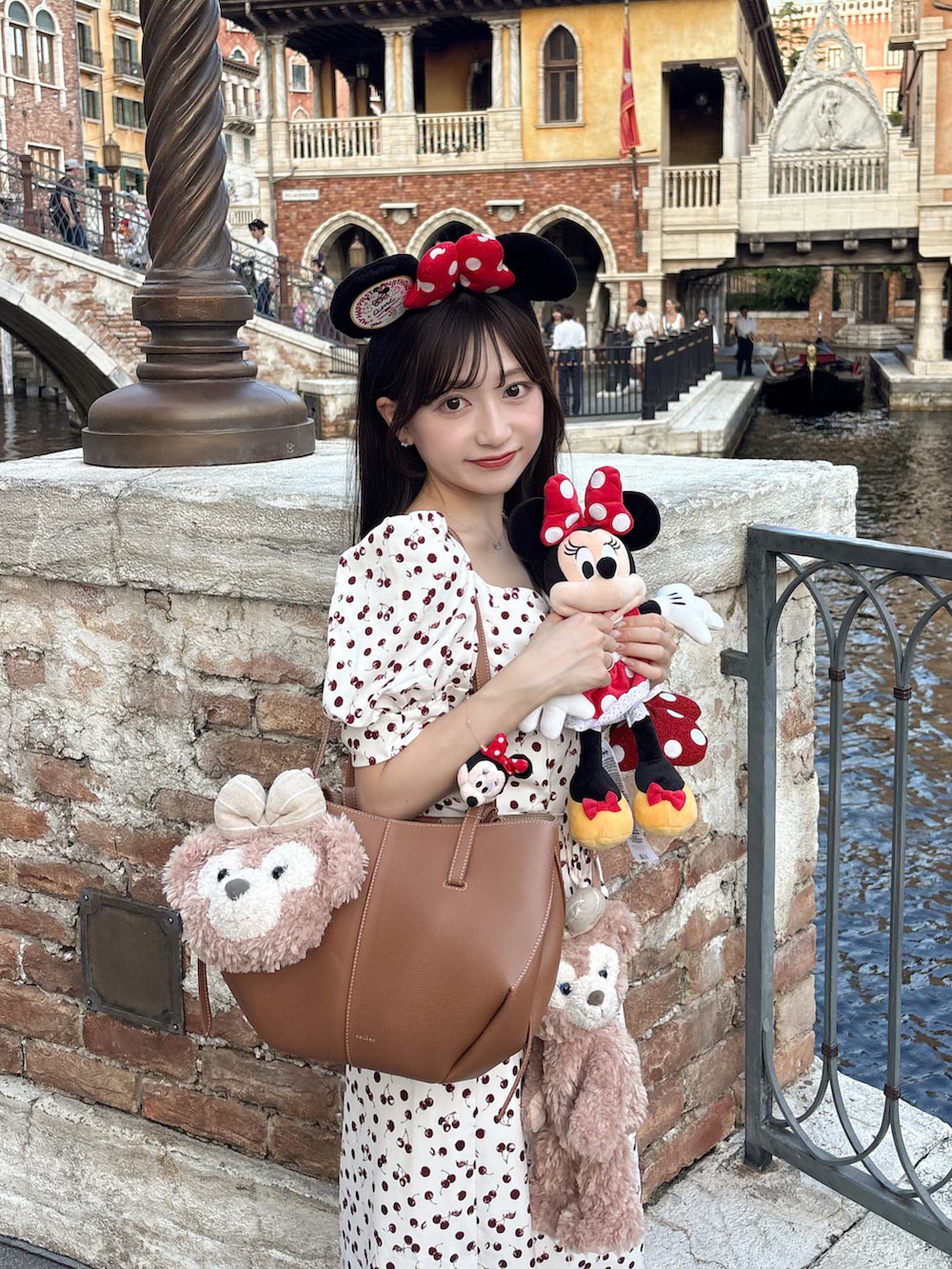 ホワイト系のワンピース、ホワイト系のローファー、ブラウン系のバッグを着用したレディースの夏コーディネートの3枚目の写真